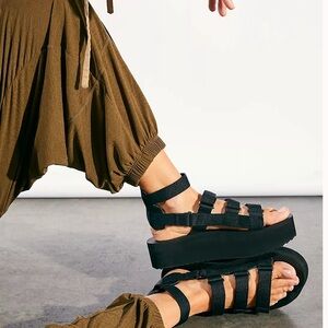 Teva Mevia Flatform sandal